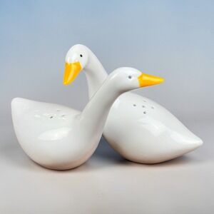 Vtg Avon Geese Duck Swan Couple Salt & Pepper Shakers Set Hugging Love Birds